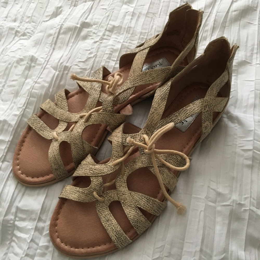 10M LEATHER UPPER NURTURE BACK ZIP & TIE SILVER GOLD & BLACK PATTERN SANDALS